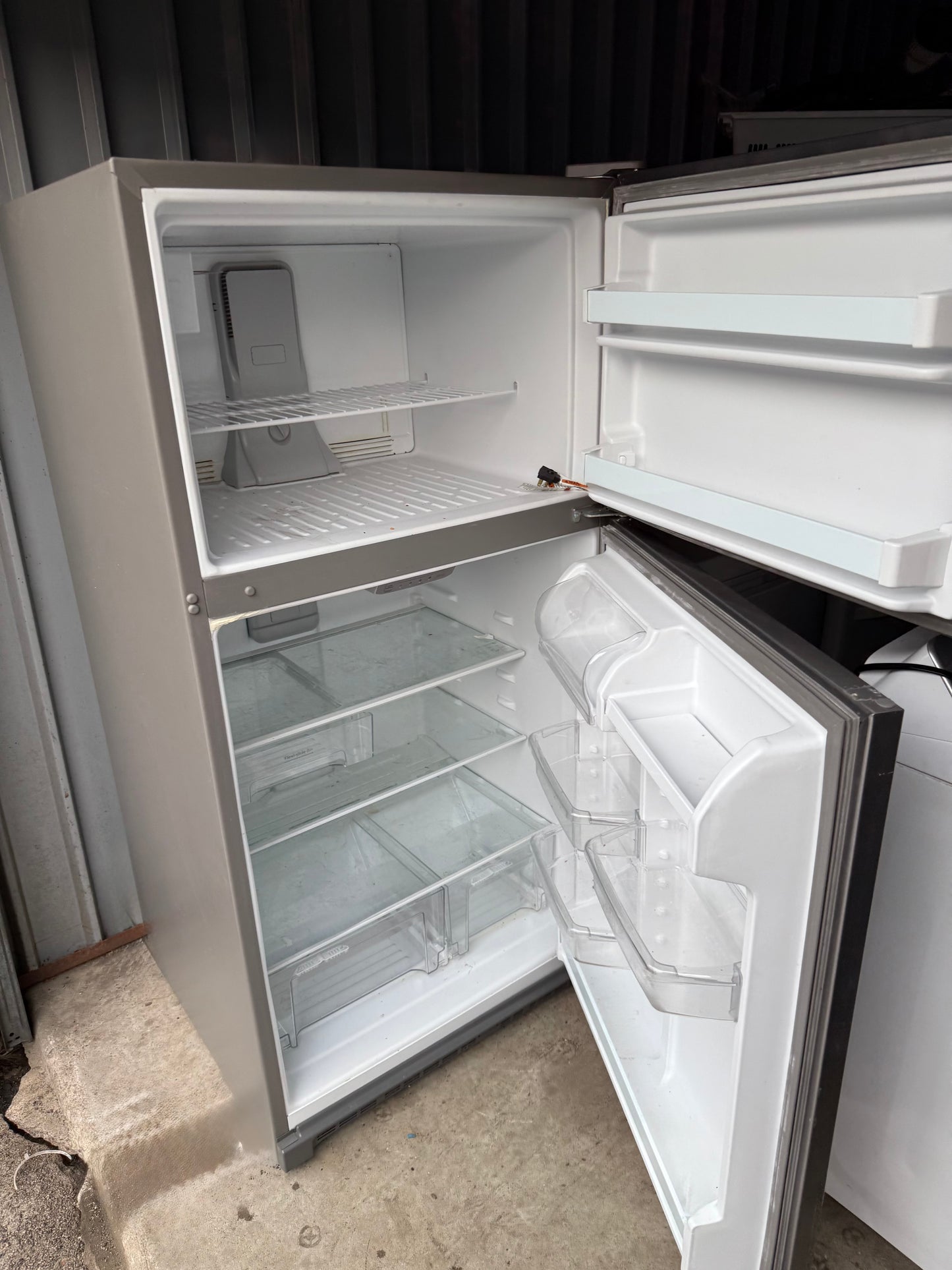 Whirlpool Top Freezer Refrigerator WRT311FZDZ